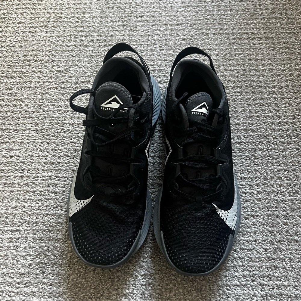 Nike Black and Gray Athletic Shoes Sleek Design